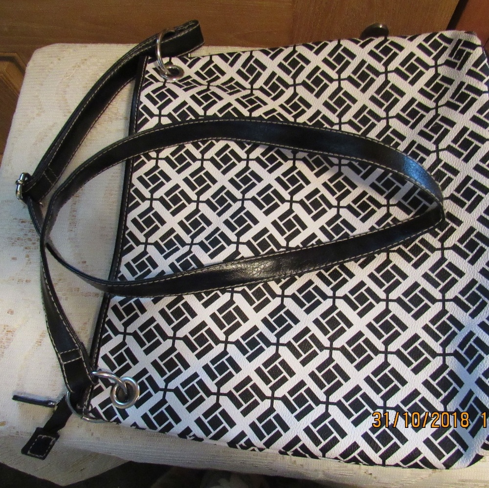 JB567.   Pretty Navy and White Handbag